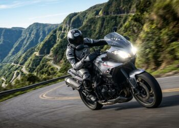 Com motor de 3 cilindros e 115 cv de potência, a nova moto de 800cc projetada para longas viagens desembarca no Brasil com tecnologia que supera as versões mais caras