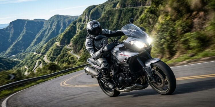 Com motor de 3 cilindros e 115 cv de potência, a nova moto de 800cc projetada para longas viagens desembarca no Brasil com tecnologia que supera as versões mais caras