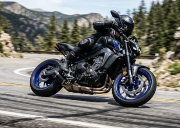 Disparando 119 cavalos com motor de três cilindros, a naked japonesa de 890cc utiliza sensores de inclinação para garantir a estabilidade