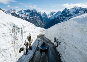 Com paredes de neve que podem chegar a 24 metros em pontos extremos, a estrada nos EUA corta a divisão continental e exige até dez semanas de escavação para ser aberta
