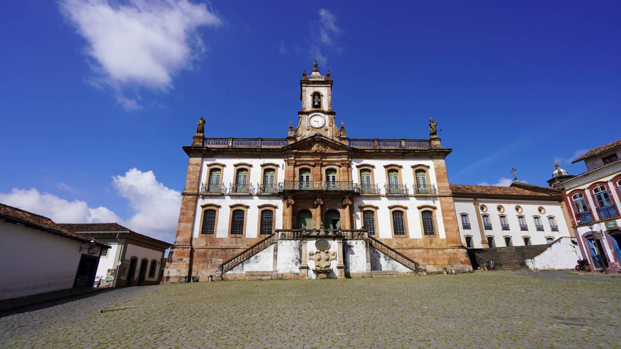 Com paredes de pedra erguidas a partir de 1785, o museu histórico mineiro surge como um marco da engenharia colonial
