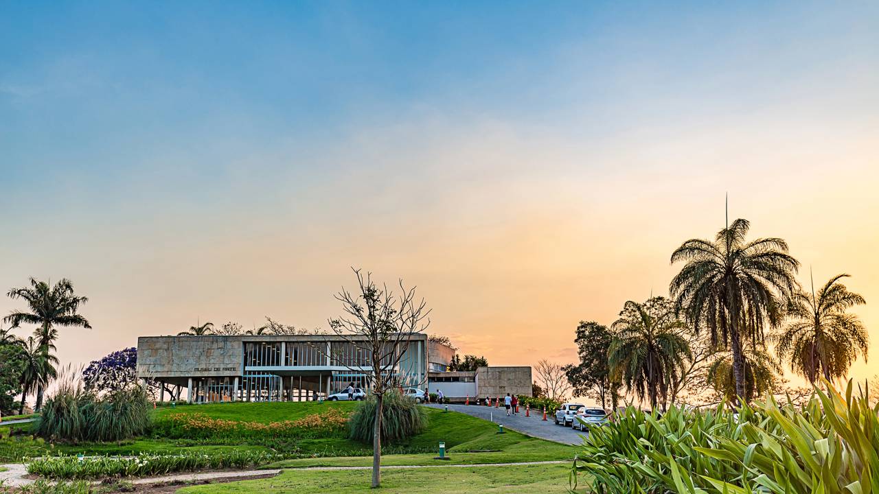 Projetado em 1943 para ser um cassino luxuoso, o edifício de Niemeyer com jardins de Burle Marx virou um museu icônico e patrimônio da ONU