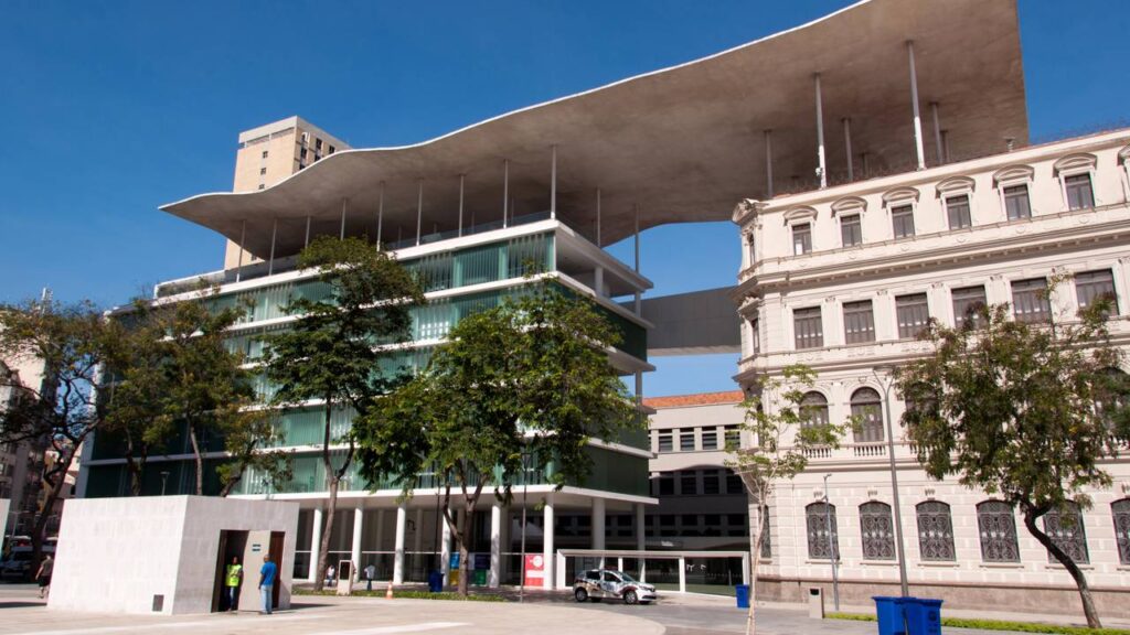 Com sua cobertura de concreto ondulado de 2.000 m² unindo dois edifícios, o MAR virou o símbolo da revitalização da zona portuária carioca