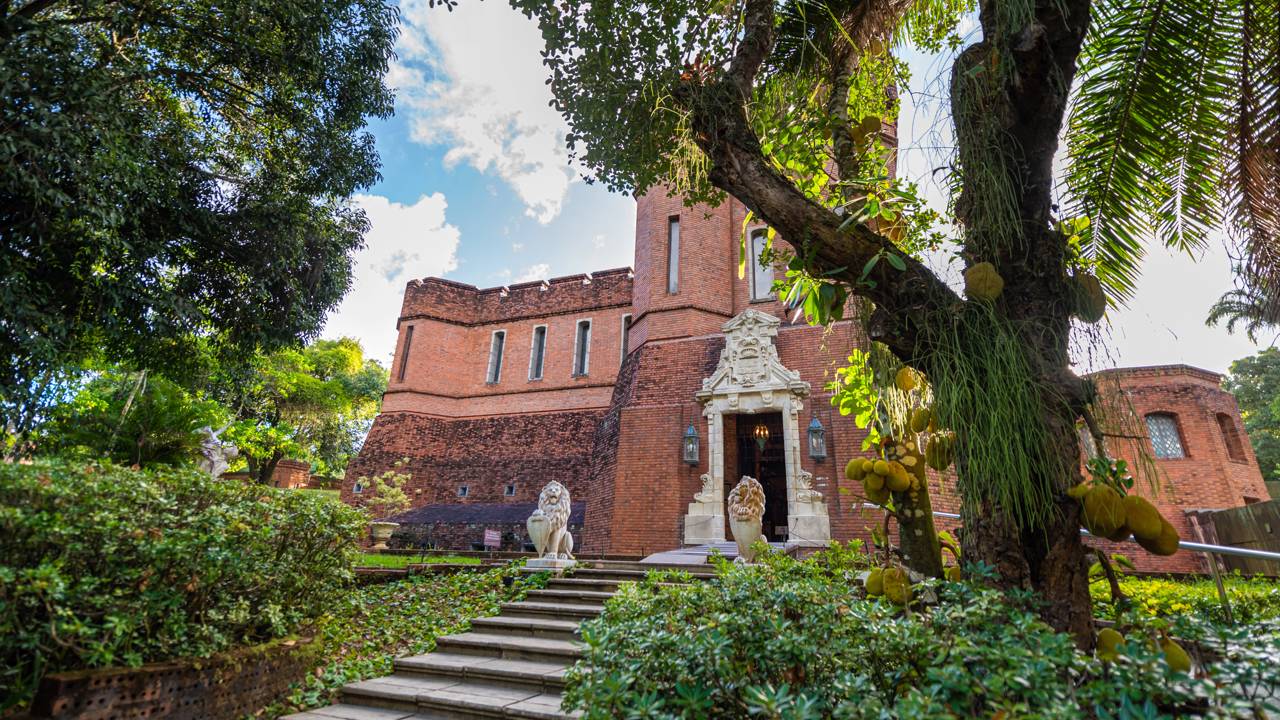 Com 77.000 m² e arquitetura de castelo medieval, o museu em Pernambuco guarda um dos maiores acervos mundiais de armas antigas