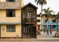 No distrito de Aucallama, na província de Huaral, região de Lima, um arquiteto colombiano construiu e habita uma residência com apenas 63 centímetros de largura no ponto mais estreito