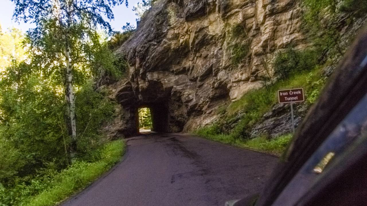 A estrada em Dakota do Sul atravessa torres de granito de 150 metros; seus túneis esculpidos na rocha viva viraram um dos trajetos mais icônicos da América