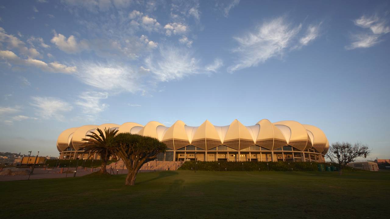 Com 46.000 assentos e 36 pétalas gigantes na cobertura, o estádio sul-africano surge como uma obra de engenharia recorde