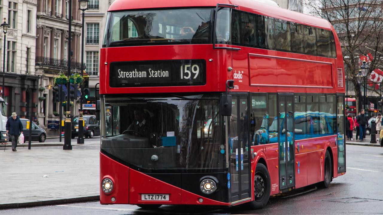 Com 1.000unidades fabricadas e motores elétricos zero emissão, o ônibus londrino de 2012 virou um marco tecnológico urbano