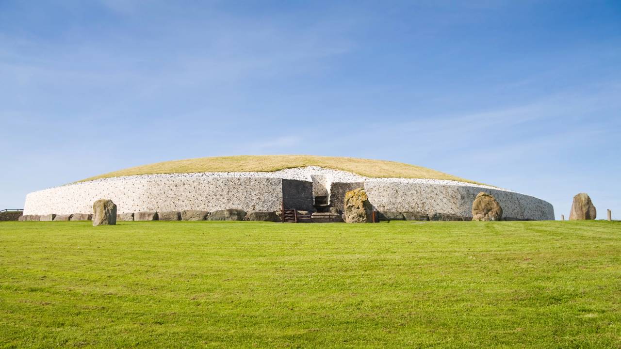 Com 5.221 anos e 13 metros de altura, o monumento na Irlanda quebra um recorde histórico e desafia a engenharia antiga