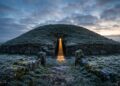 Com 5.221 anos e 13 metros de altura, o monumento na Irlanda quebra um recorde histórico e desafia a engenharia antiga