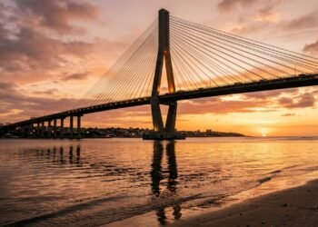 Com 1.781 metros de extensão e mastro central de 103 metros, a ponte estaiada de 2007 tornou-se o maior marco visual e o cartão-postal de Natal