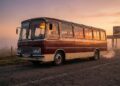 Resgatado da sucata, o lendário ônibus rodoviário dos anos 80 é restaurado com peças originais e fatura milhares de euros em viagens de turismo