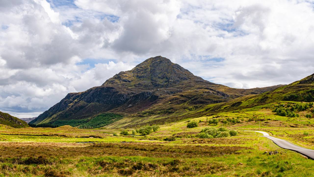 Com 830 km de extensão, a rota na Escócia surge como a jornada costeira mais cênica e um marco do turismo britânico