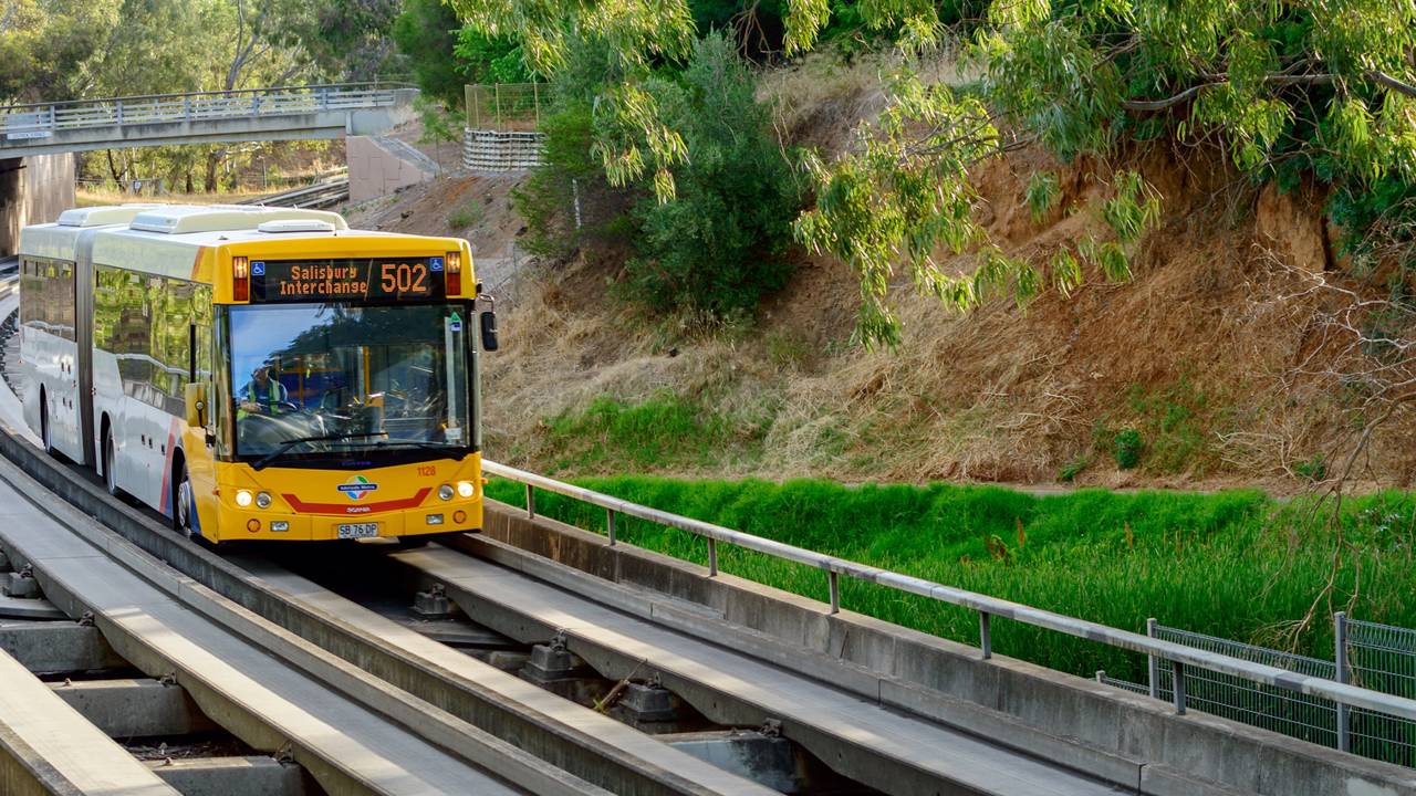 Com ônibus que atingem 100 km/h sobre trilhos de concreto, o sistema de transporte na Austrália é uma referência em engenharia urbana guiada