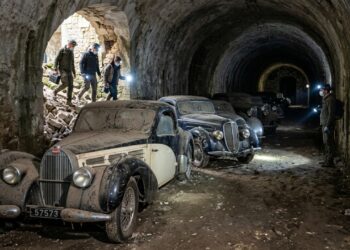 Coleção de 50 carros de luxo da década de 1930 é encontrada em túnel secreto sob castelo na França e atrai leiloeiros de todo o mundo