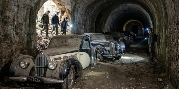 Coleção de 50 carros de luxo da década de 1930 é encontrada em túnel secreto sob castelo na França e atrai leiloeiros de todo o mundo