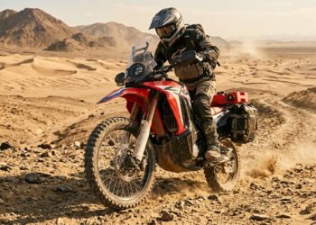 Moto aventureira de 300cc com suspensão de rali e tanque de 14 litros permite cruzar o deserto com economia de 35 km por litro em viagens longas