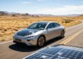 Carro elétrico com autonomia de 800 km utiliza sistema de recarga solar inspirado em tecnologias de sondas espaciais da NASA em 2026