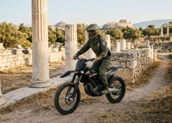 Moto de motocross com motor elétrico e torque imediato é utilizada para patrulhar ruínas sagradas sem causar poluição sonora ou danos