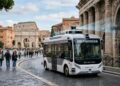 Ônibus futurista com inteligência artificial e ausência total de volante circula sem motorista e mapeia ruínas históricas na Europa