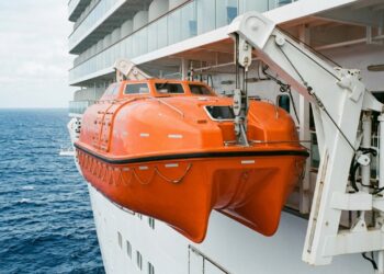 Quando um navio com mais de 8.000 pessoas precisa evacuar, a margem para improvisar é zero