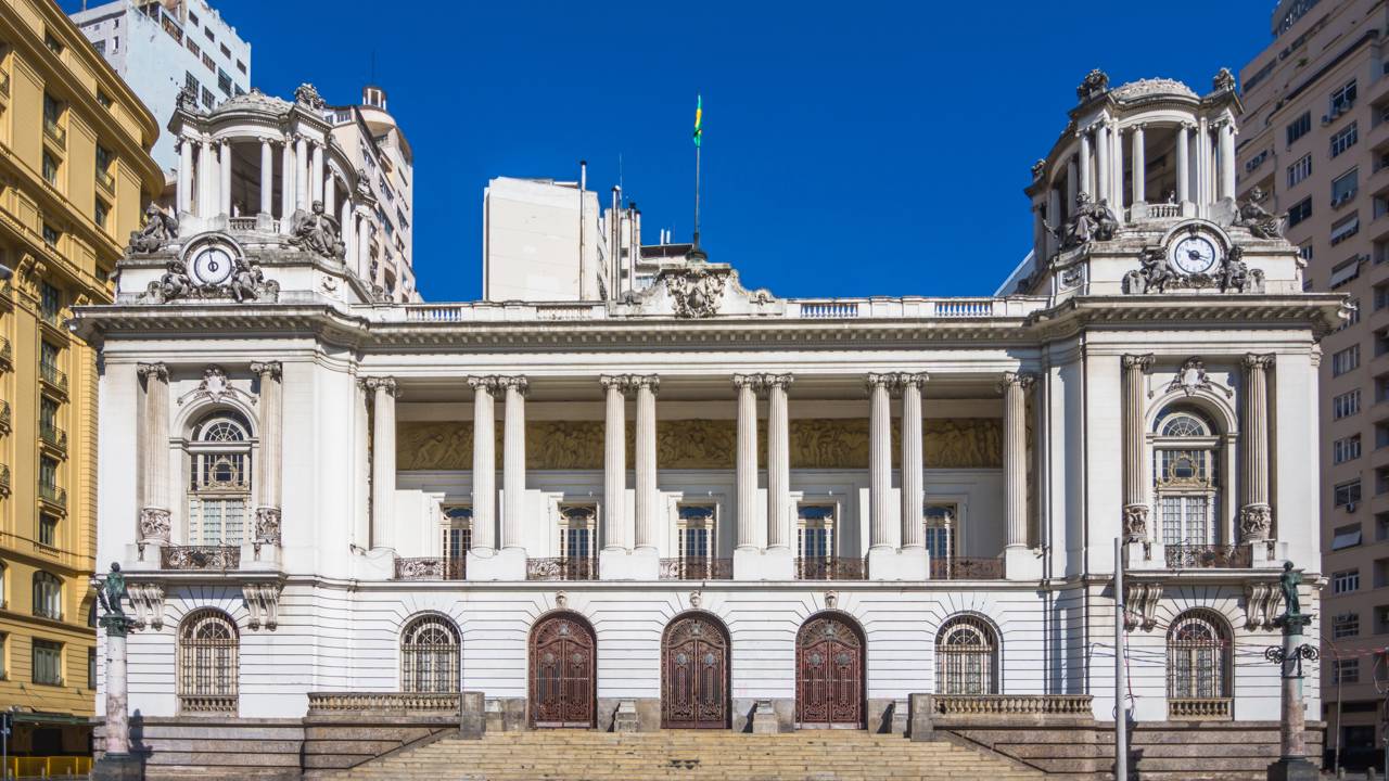 Com fachada eclética de 1923 e detalhes em mármore, o palácio no Rio surge como um marco da engenharia cívica e da história brasileira