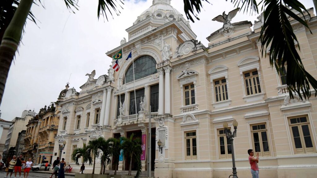 Com sua fachada neoclássica e 100 anos de história, o palácio em Salvador surge como um símbolo do poder político e cultural da Bahia