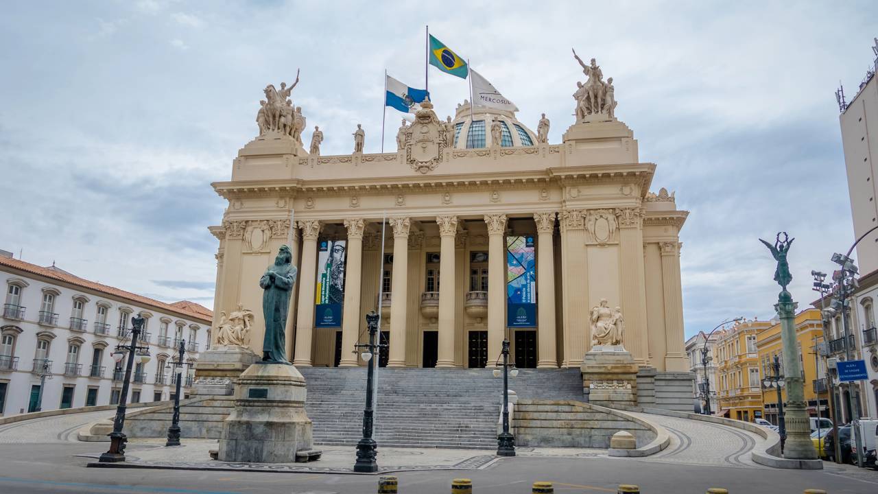 Com fachada de 1926 e colunas de 12 metros de altura, o palácio carioca surge como um monumento imponente da arquitetura e engenharia nacional