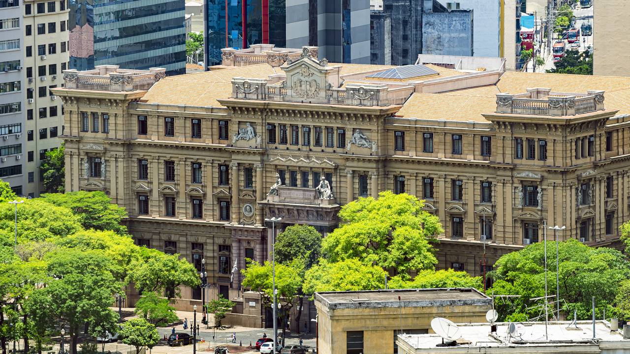 Inaugurado em 1933, o edifício de estilo renascentista e eclético do escritório de Ramos de Azevedo reflete a autoridade do Judiciário paulista em cada detalhe de mármore