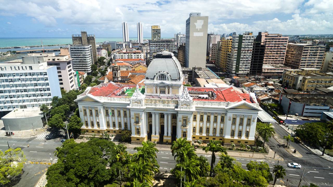 Com sua fachada neoclássica de 1930 e estátuas de bronze, o palácio no Recife tornou-se o maior símbolo do poder judiciário e da elegância de PE