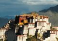 O imponente palácio de 13 andares e mil salas situado a 3.700 metros de altitude que serviu como residência de inverno e centro do budismo