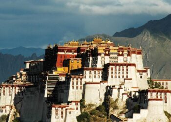 O imponente palácio de 13 andares e mil salas situado a 3.700 metros de altitude que serviu como residência de inverno e centro do budismo