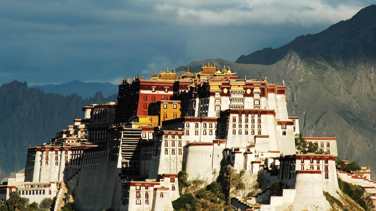 Com 1.000 salas e situado a 3.700 metros de altitude, o palácio de 1645 tornou-se o maior símbolo do budismo e a residência oficial do Dalai Lama