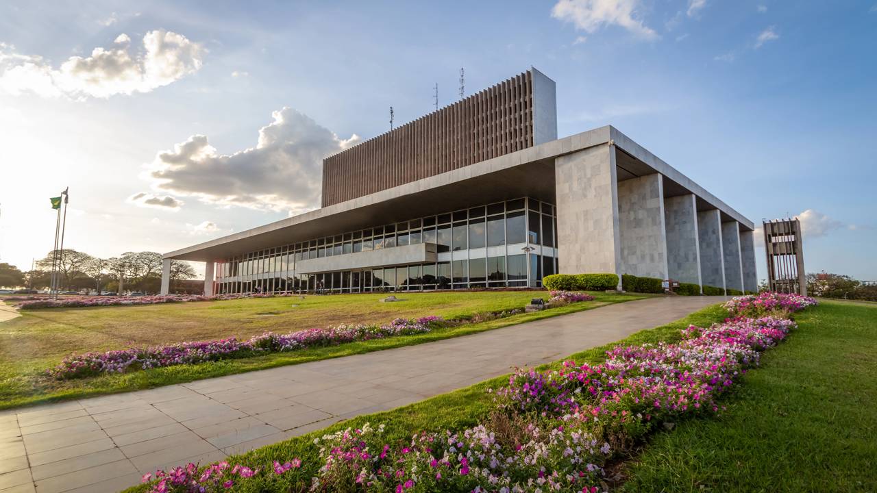 Com projeto de 1969 e praça com fontes, o edifício sede do governo em Brasília surge como um marco da arquitetura e do urbanismo modernista