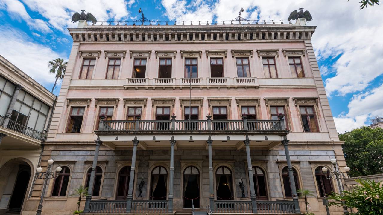 Com arquitetura de 1862 e lustres de cristal, o palácio carioca surge como um museu histórico e uma joia da arquitetura neoclássica imperial