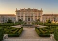 Com jardins de 16 hectares e salões de espelhos colossais, a residência iniciada em 1747 surge como uma das joias mais raras do rococó europeu