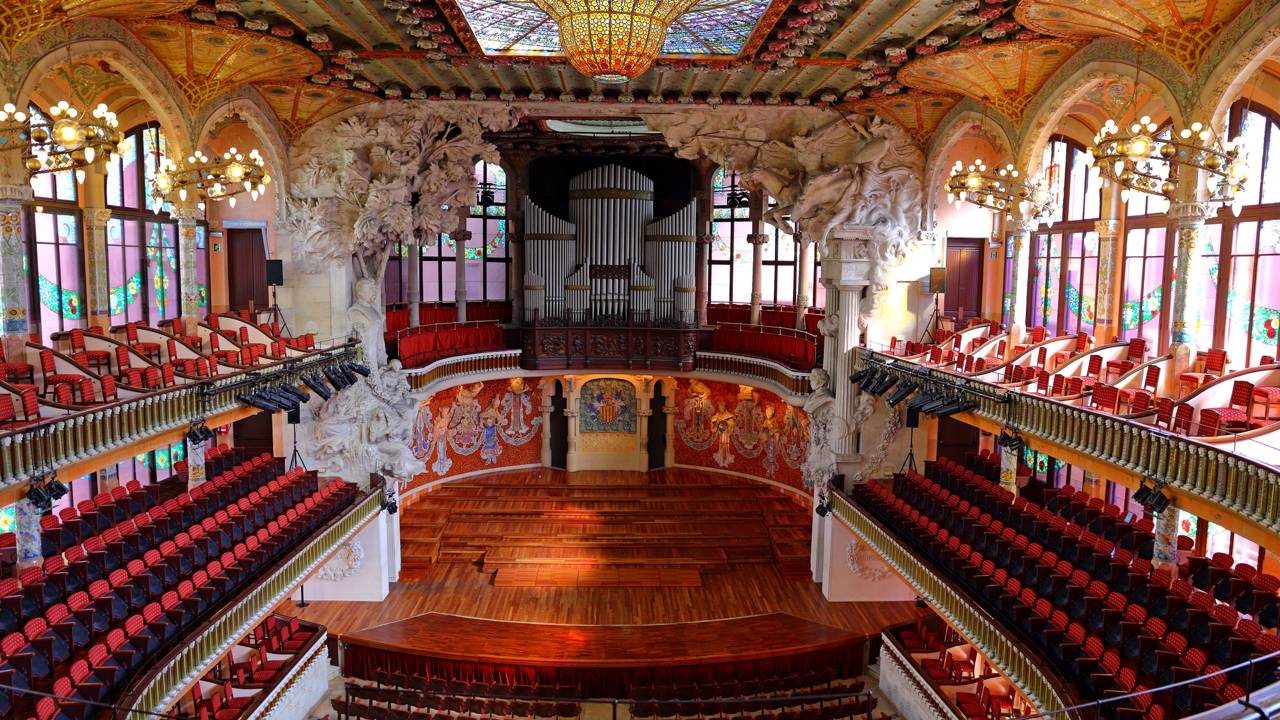 Com seu domo de vidro colorido e arquitetura modernista de 1908, o auditório virou a joia máxima da música e da engenharia em Barcelona