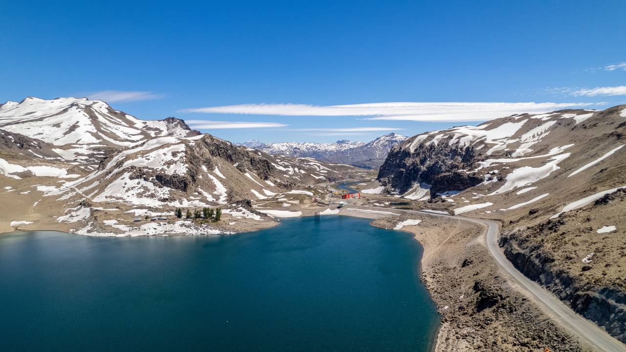Situada a 2.553 metros de altitude nos Andes, a passagem de Pehuenche une Chile e Argentina através de um asfalto moderno e sinuoso