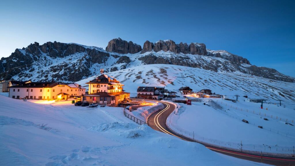 Com 2.239 metros de altitude e 33 curvas fechadas em zigue-zague, o Passo Pordoi na Itália surge como a rota mais icônica das Dolomitas europeias