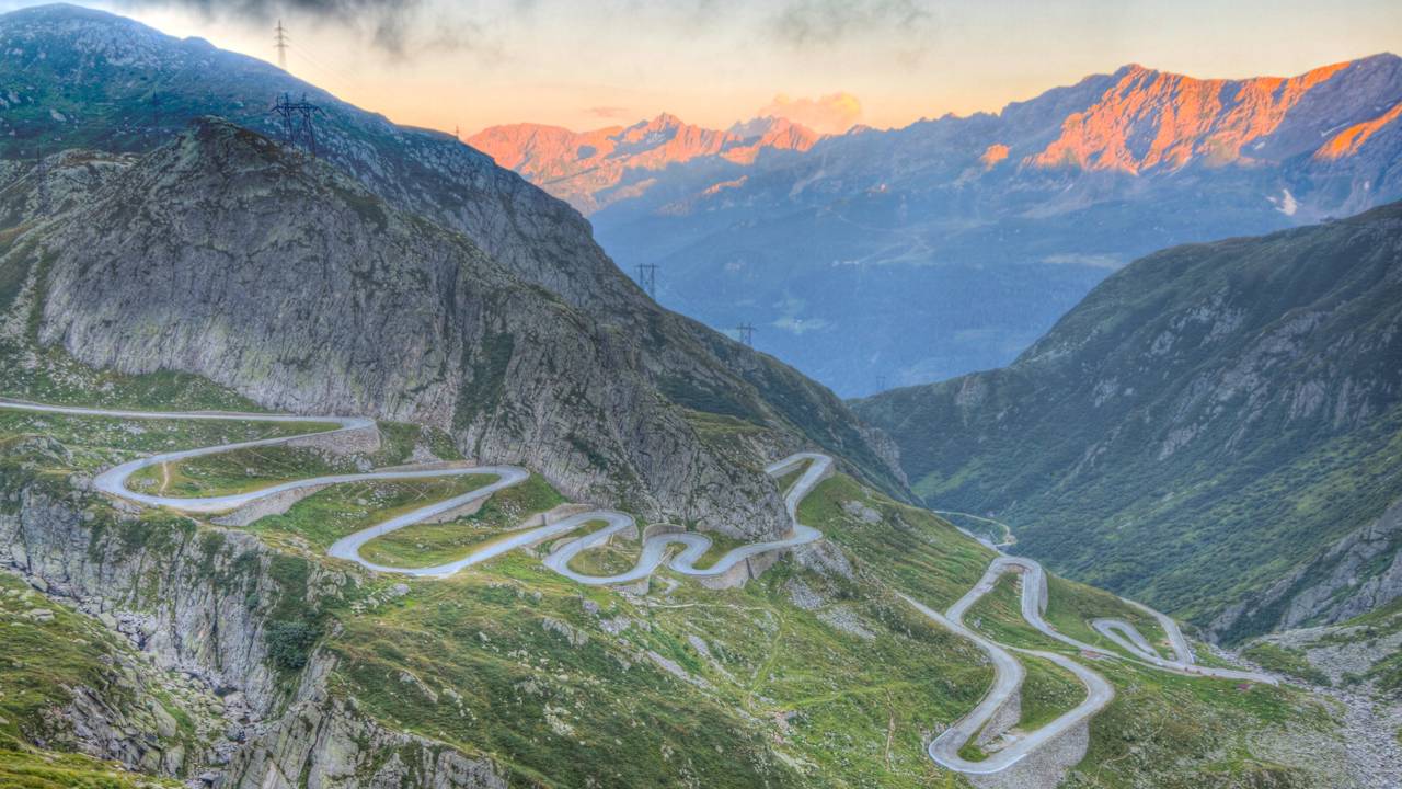 Com pavimentação de pedra a 2.106 metros de altitude, a estrada na Suíça é um dos principais marcos da engenharia de transporte alpina