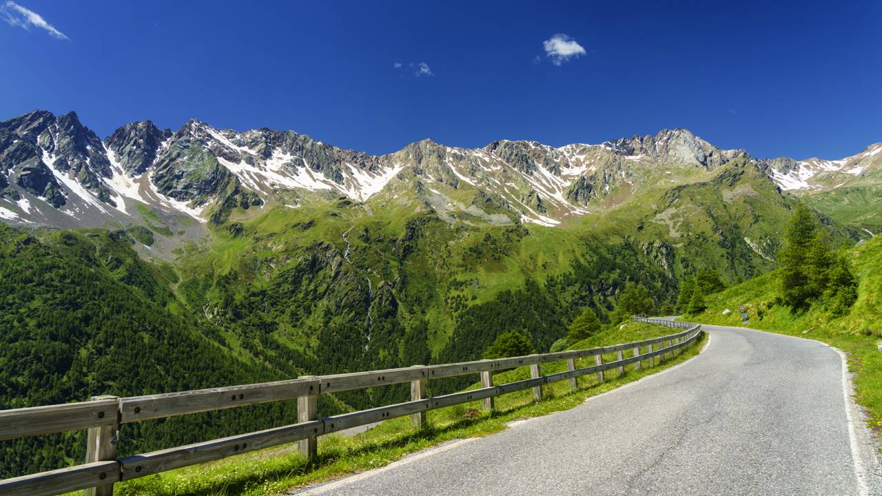 Com 2.621 metros de altura, a passagem de Gavia nos Alpes italianos surge como um dos trajetos asfaltados mais íngremes de toda a Europa