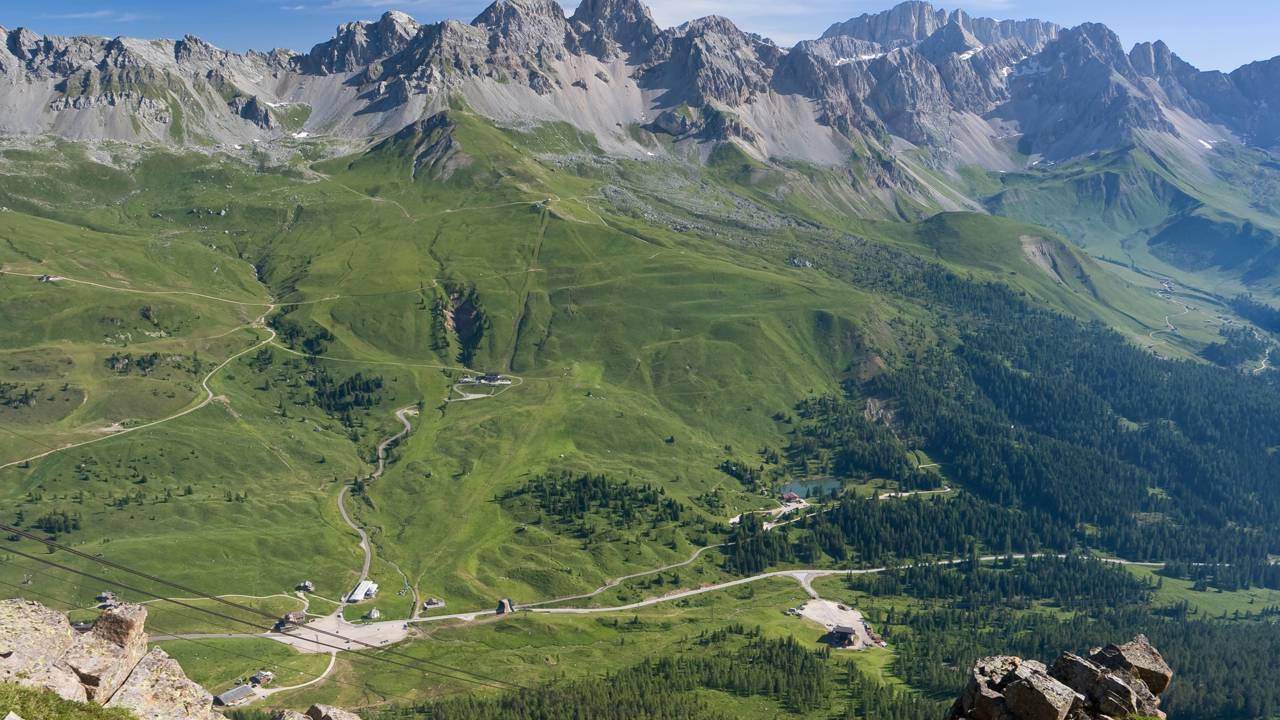 Com seus 1.918 metros de altitude e traçado de 1915, o Passo di San Pellegrino virou a rota mais cênica e desafiadora das Dolomitas na Itália
