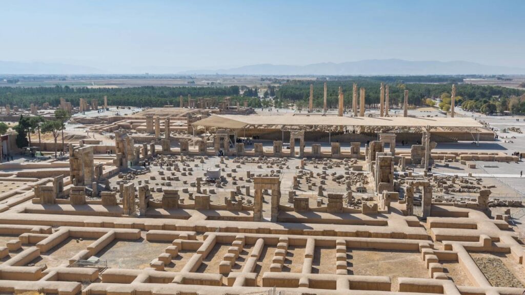 Com plataforma de 125 mil m² iniciada em 518 a.C., Persépolis surge como o centro monumental do Império Persa e marco da engenharia antiga