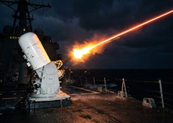 O robô cilíndrico que dispara 4.500 tiros por minuto e protege navios de guerra sozinho