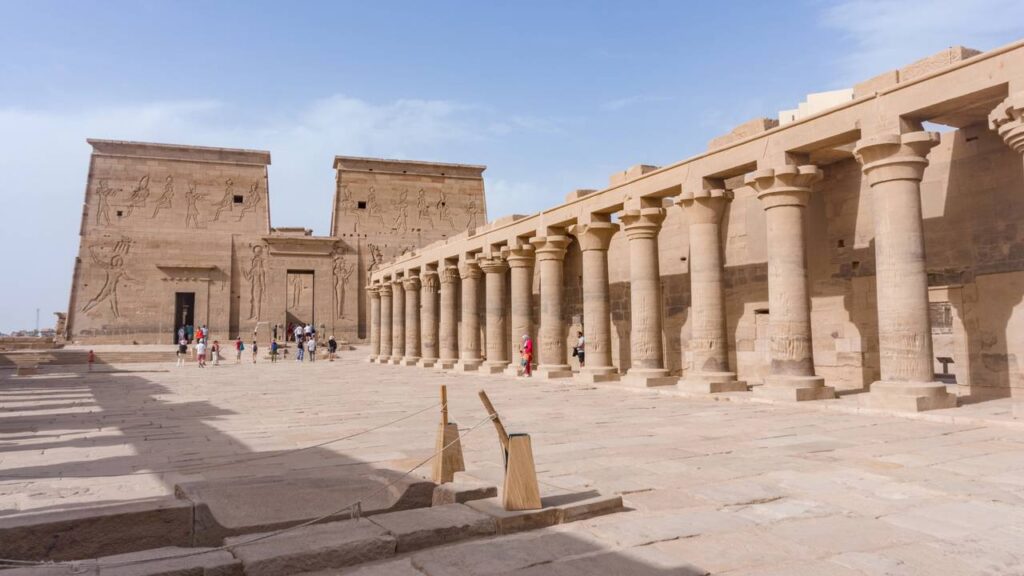 Com pilones de 18 metros de altura e reconstruído bloco por bloco nos anos 70, o Templo de Philae virou a joia sagrada do Egito sobre o Nilo