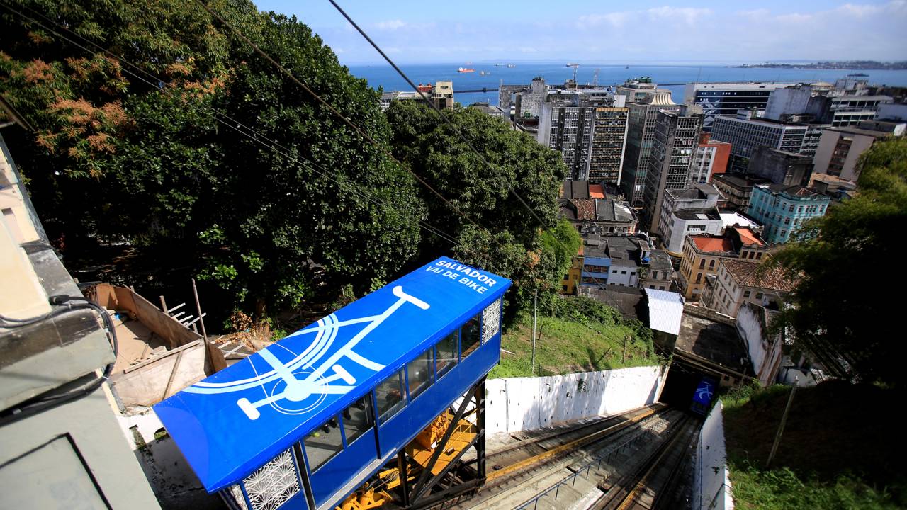 Com 150 anos de história e inclinação extrema, os bondes sobre trilhos resgatam o passado e transportam milhares de pessoas em Salvador