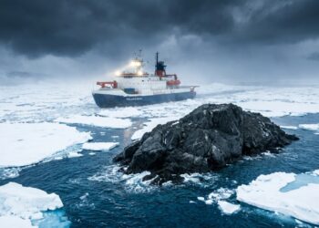 O Polarstern estudava o fluxo de gelo da Plataforma de Gelo Larsen quando o mau tempo forçou a interrupção das atividades