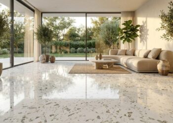 Piso de marmorite polido em sala luxuosa sob luz dourada