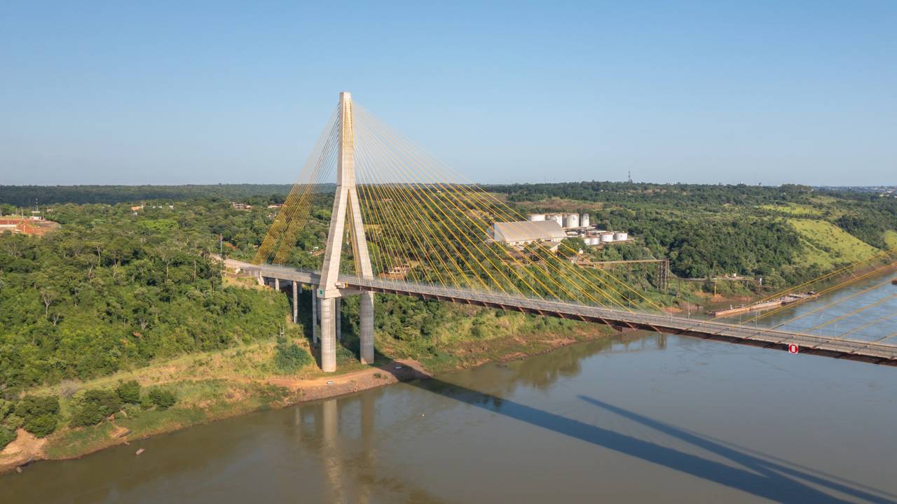 Investindo 1,9 bilhão de reais em 760 metros de extensão, a Ponte da Integração une Brasil e Paraguai como um recorde da engenharia moderna