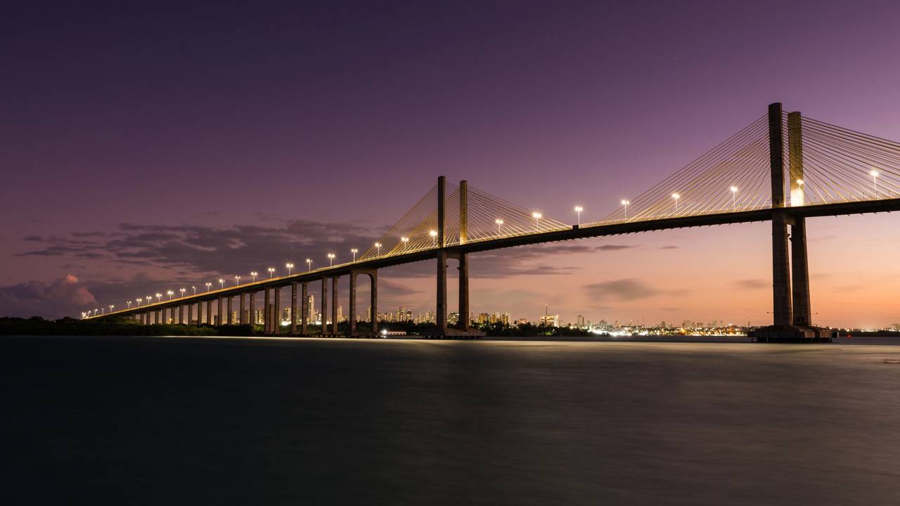 Com 1.781 metros de extensão e mastro central de 103 metros, a ponte estaiada de 2007 tornou-se o maior marco visual e o cartão-postal de Natal